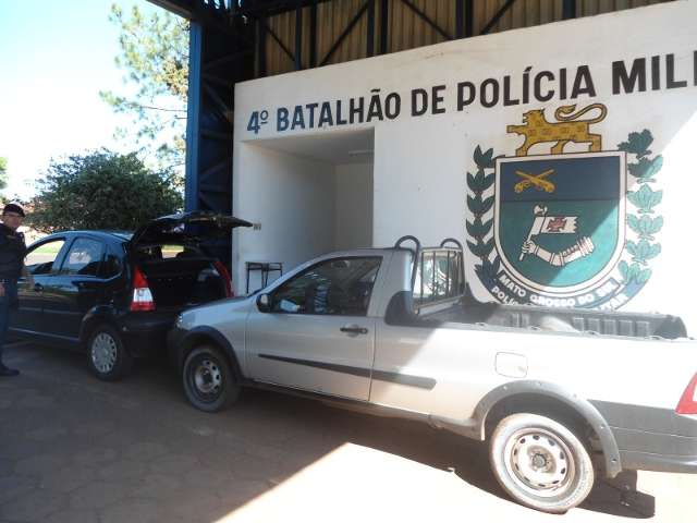 Pr&oacute;ximo a fronteira para &quot;neg&oacute;cio&quot;, dupla &eacute; presa com carros furtados na Capital