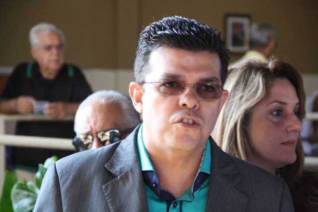 Olarte vai a evento de contabilidade e autoriza obras de asfalto em bairros