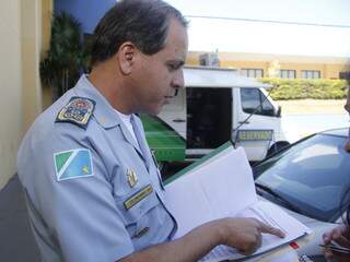 Coronel mostra registros de ladrão preso por cinco vezes em outubro, consecutivamente. (Foto: Marcelo Victor) 