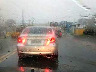 Fluxo de veículos na região da Avenida Ceará, esquina com Rua Capital, ficou lento por conta da chuva (Foto: Direto das ruas)