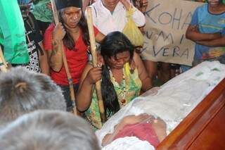 Tia de Clodioudo chora ao lado do caixão antes do enterro (Foto: Helio de Freitas)