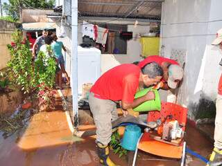 Equipes dos Bombeiros passaram a manhã inteira ajudando moradores da região na drenagem da água. (Foto: João Garrigó)