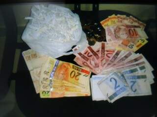 Porções de maconha e dinheiro apreendidos com traficante. (Foto: Divulgação)