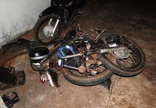Motocicleta ficou completamente destruída após acidente no centro de Itaporã. (Foto: Itaporã News). 