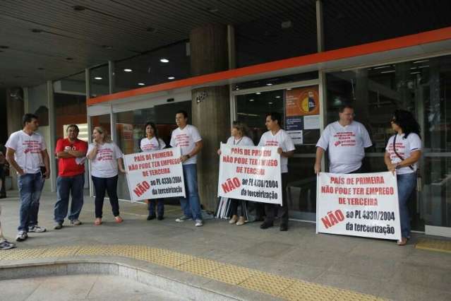 Banc&aacute;rios v&atilde;o atrasar abertura de 6 ag&ecirc;ncias durante protesto na Capital