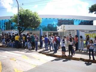 Estudantes em fila na entrada da Uniderp, onde prova foi aplicada em 2018. (Foto: Paulo Francis/Arquivo).