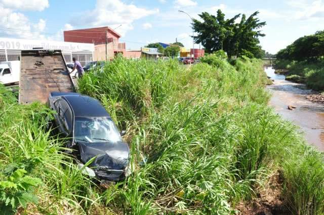 Motorista para em barranco depois desviar de cavaletes de sinaliza&ccedil;&atilde;o