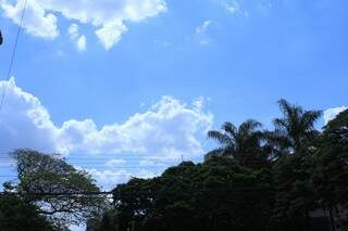 Sol e céu com nuvens na tarde desta quarta-feira em Campo Grande (Foto: Marina Pacheco )