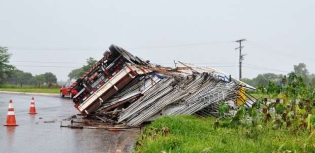 Carreta com ferragens usadas em rodeio tomba na MS-134