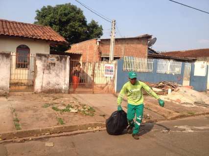 Coletor vira herói e caminhão de lixo agora faz até morador ajoelhar no asfalto
