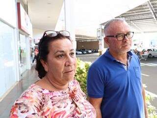 Luiza e o marido Paulo de Oliveira comentam sobre as ações e fazem comparações com as arrecadações que acontecem em Costa Rica  (Foto: Henrique Kawaminami)
