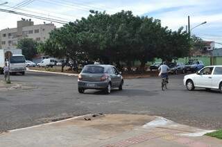 Com sinalização inadequada, cruzamento vira armadilha para motoristas. (Foto: Marcelo Calazans)