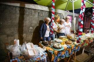 Mulheres da catequese com vários tipos de doces e bolos: as delícias saíam a partir de R$ 0,50. (Foto: Danielle Valentim)