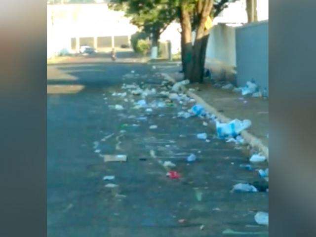 Ap&oacute;s show, rua em frente a parque de exposi&ccedil;&otilde;es fica tomada por lixo