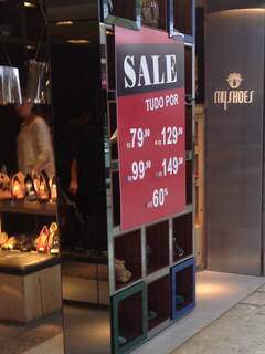 Na My Shoes, preços estão na vitrine.