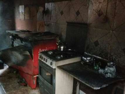 Incêndio atinge residência e destrói cama, fogão, geladeira e eletrônicos