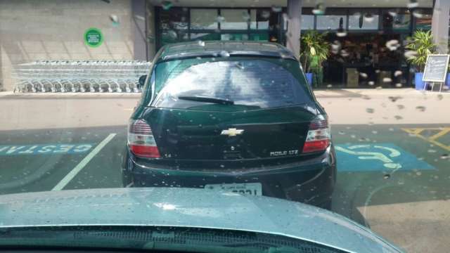 Ve&iacute;culo &eacute; flagrado ocupando duas vagas especiais de supermercado da capital