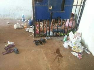 Presos são mantidos em &quot;jaula&quot; sem banheiro. (Foto:Divulgação/ Sinpol)