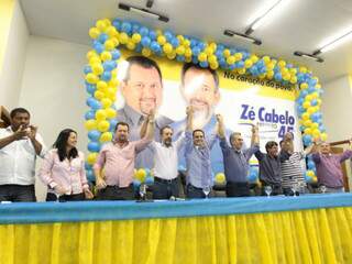 Ex-prefeito de Ribas, Zé Cabelo (na foto, o quarto da esquerda para direita), durante homologação de sua candidatura pelo PSDB. (Foto: Divulgação)