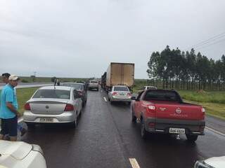 Picos de congestionamento na via chegou a 9 km e usuários demoraram até 40 minutos para seguir viagem em ambos os sentidos (Foto: Uilson Moralles)