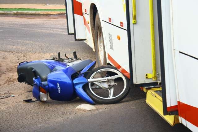 Acidente entre &ocirc;nibus e motocicleta deixa duas pessoas feridas no Noroeste