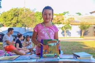 Joana tem oito ano e está vendendo os livros para comprar novos (Foto: Fernando Antunes)