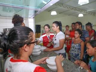 Previsão é que grupo permaneça em Campo Grande por três dias. Eles precisam de carne e itens de higiene pessoal (Foto: Paulo Francis)