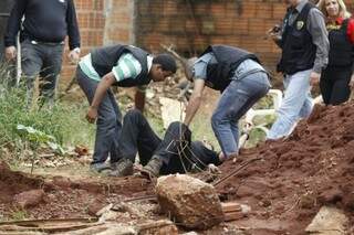 Polícia fez a reconstituição da morte até no momento que o empresário foi enterrado, após levar tiro (Foto: Cleber Gellio)