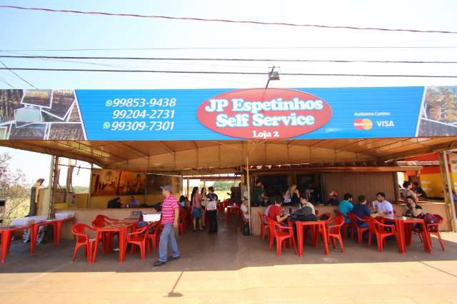 Por R$ 15, cliente pode comer quantos espetinhos quiser em frente &agrave; universidade