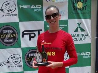 A atleta Luzélia Costa com um dos troféus conquistados na competição. (Foto:reprodução/facebook)