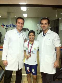 Larissa, ao lado dos fisioterapeutas Mychael e Filipe (foto: Divulgação)