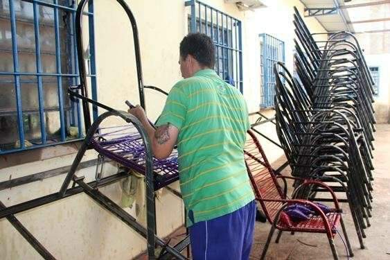 Presos produzem 2 mil cadeiras por m&ecirc;s em pres&iacute;dio de Tr&ecirc;s Lagoas
