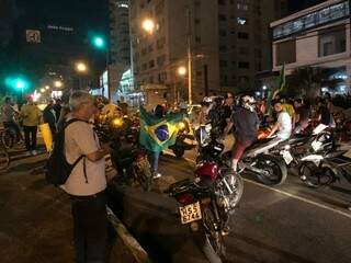 Grupo cantando Hino Brasileiro durante protesto na tarde de hoje (Foto: Direto das Ruas) 