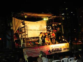 Grupo se apresenta em palco montado em carreta. (Foto: Rodrigo Pazinato)