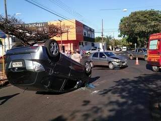 Honda FIT capotou após ser atingido por Palio, nesta manhã em Dourados (Foto: Adilson Domingos)