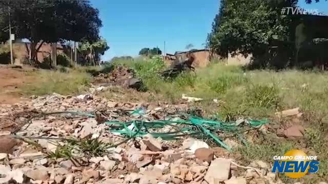 Para que carro se n&atilde;o d&aacute; nem para sair de casa? Conhe&ccedil;a a rua onde nada passa