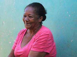 &quot;Tia&quot; da creche e merendeira da escola municipal do José Abrão, ela é sem dúvida pessoa querida na região. (Foto: Marina Pacheco)