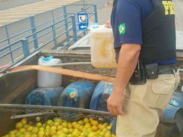 Motorista &eacute; flagrado transportando &oacute;leo diesel junto com carga de laranja 