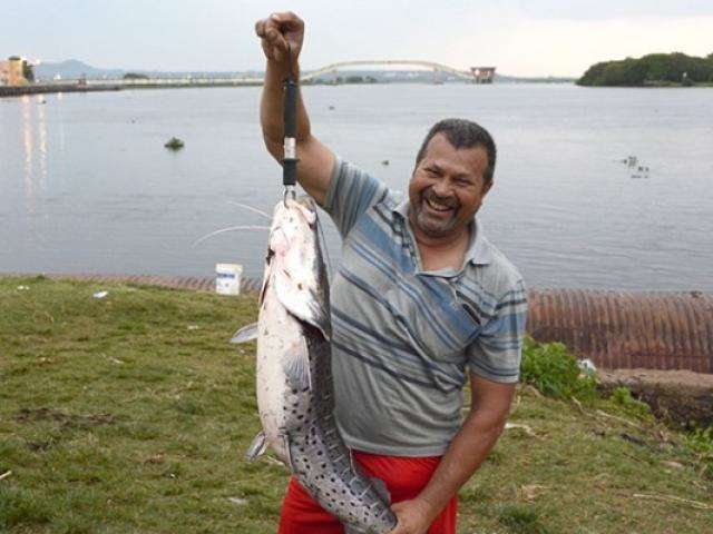 Faceiro, aposentado ostenta pintado de 10 kg que pescou no Porto Geral