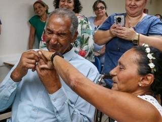 Após 52 anos juntos, Érico e Luiza finalmente se casaram. (Foto: Henrique Kawaminami)