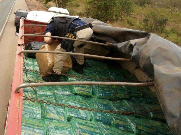 PRF apreende 95 kg de maconha escondida em carga de macarr&atilde;o