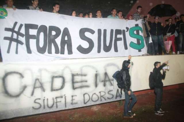 Manifestantes decidem ir ao F&oacute;rum pedir agilidade no julgamento de corruptos