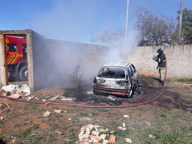Carro furtado em supermercado &eacute; achado pegando fogo em terreno