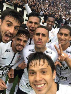 Corinthians bate Palmeiras por 3 a 2 e segue tranquilo na lideran&ccedil;a