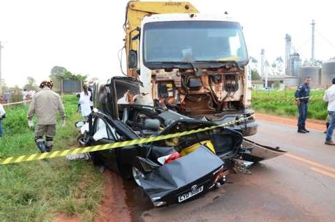 Colisão entre automóvel e caminhão mata jovem e locutor na MS-141
