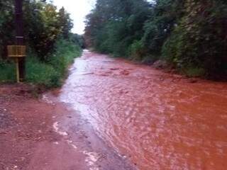 Estrada NE 2, no bairro Noroeste, ficou assim durante as chuvas desta tarde (Foto: Direto das Ruas)