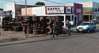 Caminh&atilde;o carregado de a&ccedil;&uacute;car e &oacute;leo tomba em avenida do Centro