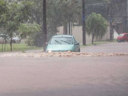 Em poucos minutos, chuva forte alaga ruas na região do Tiradentes 