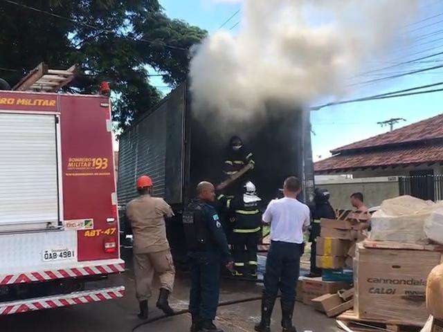 Mercadoria em caminh&atilde;o pega fogo e bloqueia Rua Rodolfo Jos&eacute; Pinho