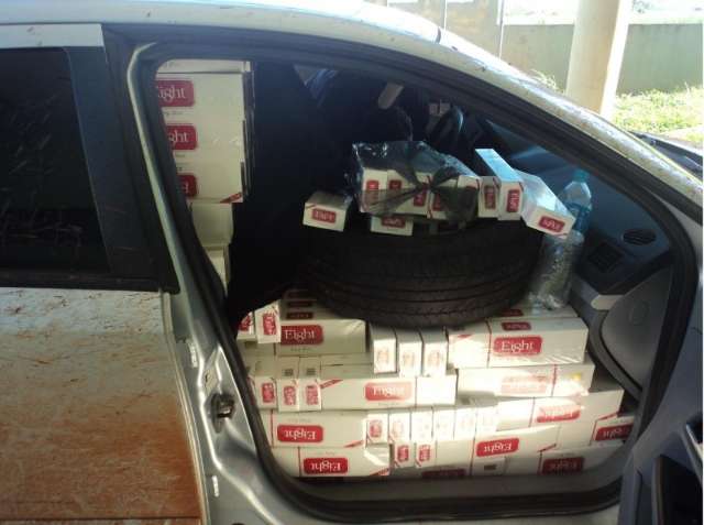 Ap&oacute;s fuga de motorista, carga de 3 mil pacotes de cigarros &eacute; apreendida